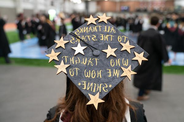 毕业帽上饰有金星，上面写着“献给所有教会我如何闪耀的星星”